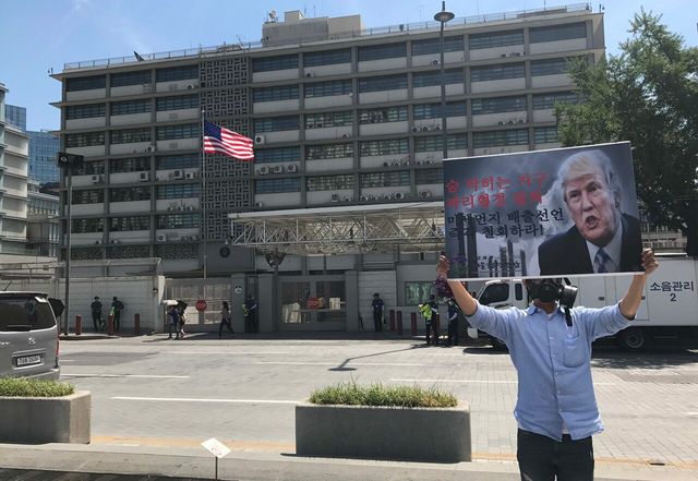서울환경운동연합 회원이 서울 종로구 주한미국대사관 앞에서 지난 2017년 도널드 트럼프 미국 대통령의 파리기후변화협정 탈퇴를 규탄하는 모습 [사진제공=뉴시스]<br>
