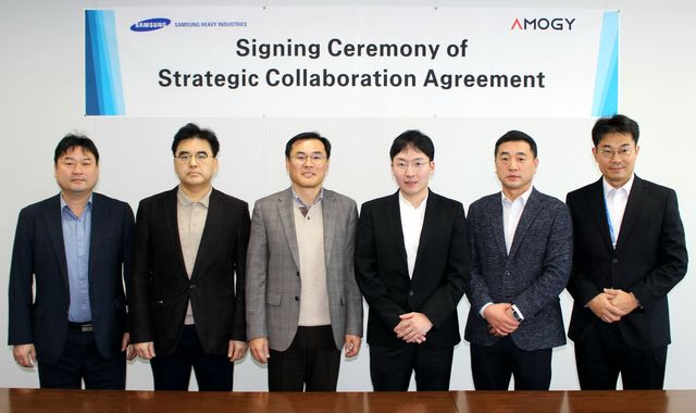 삼성중공업 김경희 부사장(왼쪽 세번째)과 아모지 우성훈 대표이사(왼쪽 네번째) 등 양사 관계자들이 SCA 체결 기념 촬영을 하고 있다. [사진=삼성중공업]
