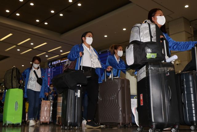 외국인 가사관리사 시범사업에 참여하는 필리핀인 가사관리사들이 지난해 8월 오전 인천국제공항에서 캐리어를 끌고 있다. [사진제공=뉴시스]