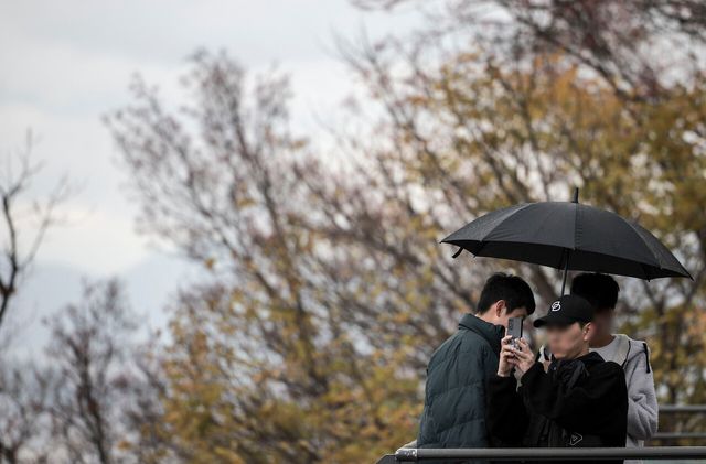지난해 11월 26일 서울 중구 남산을 찾은 시민들이 우산을 쓰고 있다. [사진제공=뉴시스]