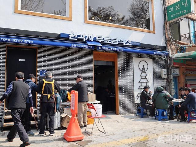 오후 1시를 향해가는 늦은 점심시간에도 원각사 무료급식소에 인파가 붐비고 있다. ⓒ투데이신문<br>