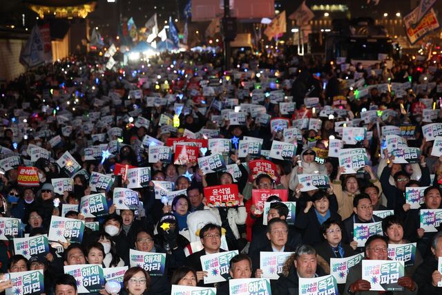 지난 9일 서울 종로구 경복궁역 인근에서 진행된 ‘윤석열즉각퇴진·사회대개혁 비상행동 탄핵 촉구 집회’의 모습. [사진제공=뉴시스]<br>