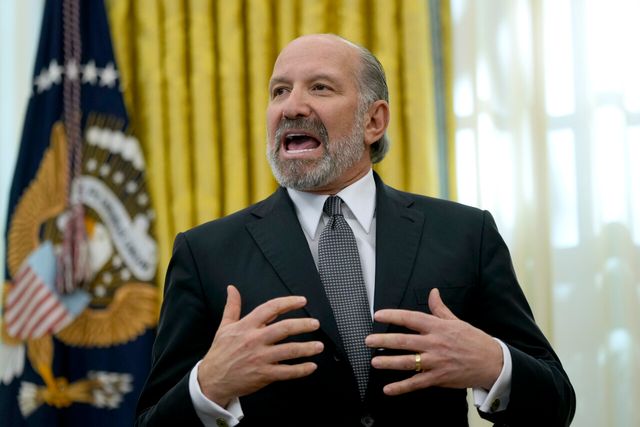 13일(현지 시간)백악관 오벌 오피스에서 도널드 트럼프 대통령이 행정 명령에 서명한 후 미 상무장관 지명자 하워드 러트닉이 발언하고 있다. [사진=AP/뉴시스]