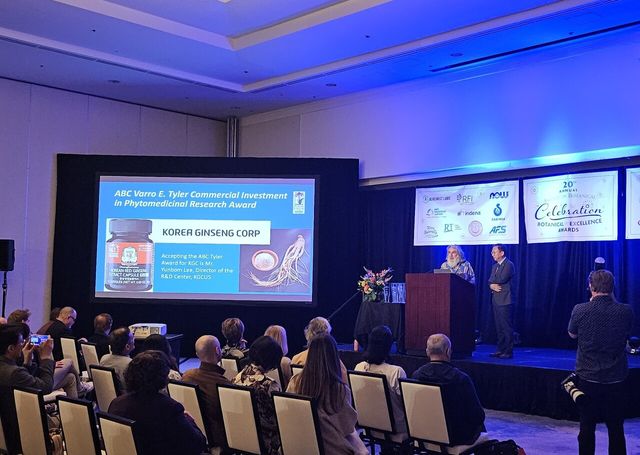 KGC인삼공사가 미국 천연물협의회로부터 타일러상을 수상하고 있다. [사진=KGC인삼공사]