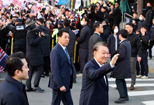 지난 8일 서울 용산구 한남동 관저 입구에서 석방된 윤석열 대통령이 지지자들에게 인사를 건네고 있다. [사진제공=뉴시스]