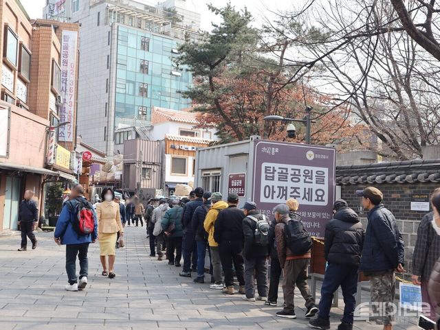 오후 1시를 향해가는 늦은 점심시간에도 무료급식소를 향한 줄이 이어졌다. ⓒ투데이신문<br>