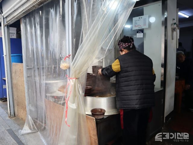 종로구 탑골공원 인근 우거지국밥집에서 종업원이 국을 퍼올리고 있다. ⓒ투데이신문<br>