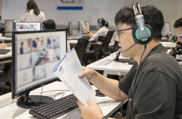 지난해 10월 경기도 용인 삼성전자 인재개발원에서 감독관이 삼성직무적성검사(GSAT) 응시자를 대상으로 예비 소집을 진행하고 있다. [사진=삼성전자]