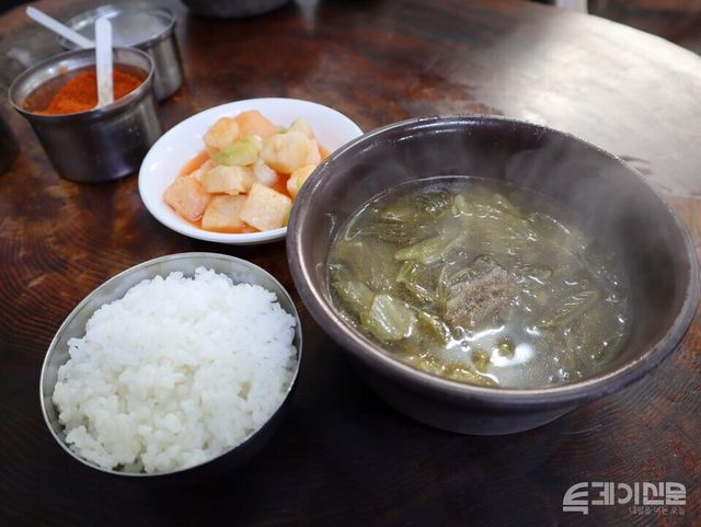 종로구 탑골공원 인근에 위치해 있는 식당에서 3000원으로 맛볼 수 있는 우거지국밥 한상차림. ⓒ투데이신문<br>