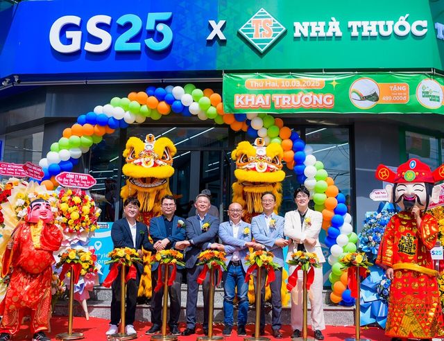 동화약품의 베트남 약국체인 중선파마가 GS25와 함께 약국과 편의점을 결합한 숍 인 숍(shop in shop)&nbsp; 형태의 매장을 연다. 양사는 전날&nbsp;베트남&nbsp;티엔장성&nbsp;고콩시티에서 1호점 개점 행사를 진행했다.&nbsp;[사진=동화약품]