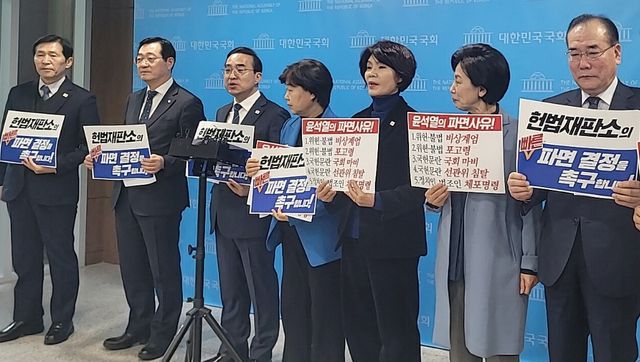 더불어민주당 박홍근 의원을 비롯한 4선 국회의원들이 11일 국회 소통관에서 헌법재판소의 윤 대통령 파면 선고 촉구 기자회견을 하고 있다.&nbsp;ⓒ투데이신문<br>
