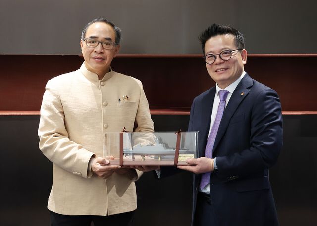 지난 10일 한화오션 서울사무소에서 타니 쌩랏(Tanee Sangrat) 주한 태국 대사(왼쪽)와 한화오션 특수선사업부장 어성철 사장이 협력 회의를 마친 뒤 기념촬영을 하고 있다. [사진=한화오션]