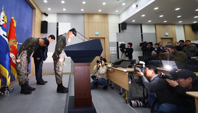 이영수 공군참모총장이 전날 오전 서울 용산 국방부 브리핑룸에서 전투기 오폭 사고와 관련해 고개 숙여 사과했다. [사진제공=뉴시스]