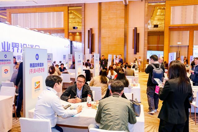 지난해 중국 선양에서 K-관광 로드쇼에서 한중 업계 실무자들이 비즈니스 상담을 하고 있다. [사진=한국관광공사]