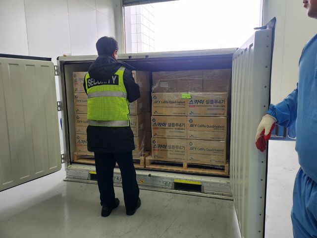 SK바이오사이언스의 독감백신 스카이셀플루가 남반구 수출을 위해 안동 L하우스에서 출하 중이다. [사진=SK바이오사이언스]