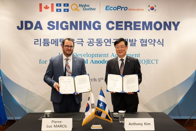김윤태 에코프로이노베이션 대표(오른쪽)와 피에르 뤽 막실 하이드로퀘백 연구총책임자는 지난 5일 서울 인터콘티넨탈 호텔에서 ‘차세대 리튬메탈음극 공동개발’을 위한 협약식을 마치고 기념촬영을 하고 있다. [사진=에코프로이노베이션]
