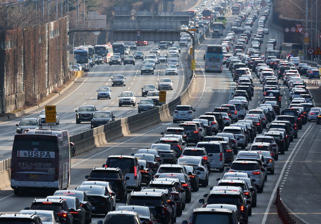 지난 설날 당일 오후 서울 서초구 잠원IC 인근 경부고속도로 하행선이 정체 중인 모습. [사진=뉴시스]