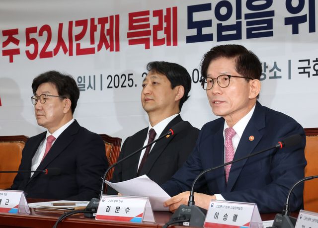 고용노동부 김문수 장관(오른쪽)이 지난달 4일 서울 여의도 국회에서 개최된 ‘반도체특별법 주52시간제 특례 도입을 위한 당정협의회’에 참석해 있다. 왼쪽부터 국민의힘 권성동 원내대표, 산업통상자원부 안덕근 장관, 김 장관. [사진제공=뉴시스]