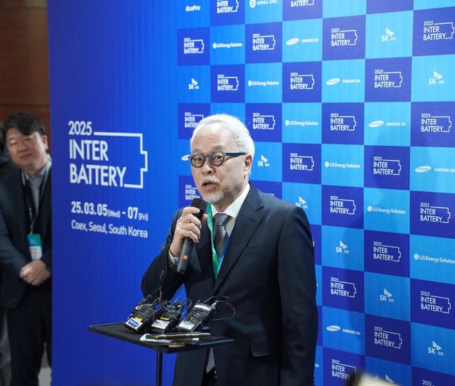 최주선 삼성SDI사장이 5일 서울 강남구 코엑스에서 열린 국내 최대 배터리 전시회 ‘인터배터리 2025’ 개막식 전 취재진의 질문에 답변하고 있다. [사진=공동취재단]