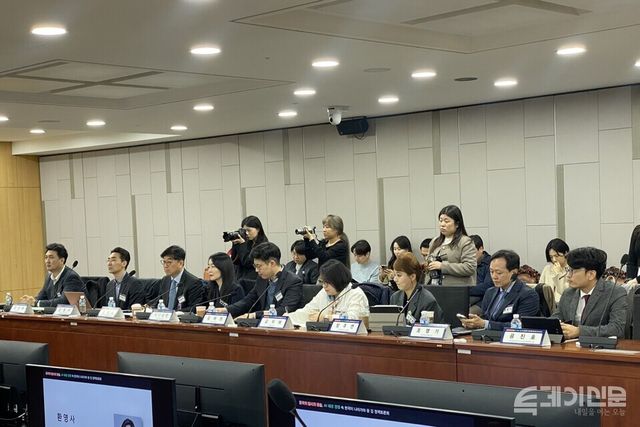 12일 오전 서울 국회의사당 국회의원회관에서 열린 ‘중국의 딥시크 공습 정책토론회’에서 학계 및 업계 관계자들이 참석해 토론하고 있다. ⓒ투데이신문