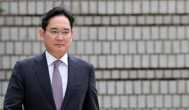 삼성전자 이재용 회장이 지난해 서울 서초구 서울고법에서 열린 항소심 2차 공판에 출석하고 있다. [사진=뉴시스]