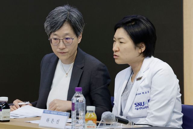 지난 10일 서울 종로구 서울대학교 의과대학 융합관에서 열린 '의료개혁, 어디로 가는가' 토론회에서 강희경 서울의대·서울대병원 교수비대위장, 하은진 서울의대·서울대병원 교수비대위원이 자리를 지키고 있다. [사진제공=뉴시스]