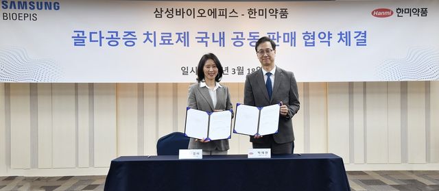 한미약품 박재현(오른쪽) 사장과 삼성바이오에피스 김경아 사장이 지난 18일 한미약품 본사에서 골다공증 치료제 프롤리아의 바이오시밀러 공동 판매 협약을 체결하고 기념사진을 촬영하고 있다. [사진=삼성바이오에피스]