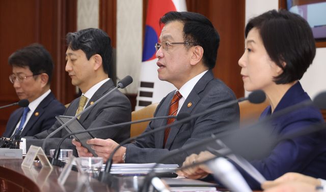 최상목 대통령 권한대행 부총리 겸 기획재정부 장관이 19일 정부서울청사에서 열린 국정현안관계장관회의 겸 경제관계장관회의 겸 산업경쟁력강화관계장관 회의에서 발언하고 있다. [사진=뉴시스]