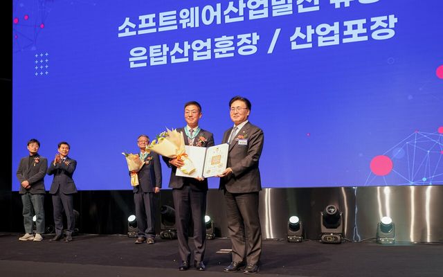 지난해 12월 개최된 ‘25회 소프트웨어 산업인의 날’ 기념식에서 네오위즈홀딩스 나성균 의장(왼쪽)이 과학기술정보통신부 유상임 장관과 은탑산업훈장 수훈 기념 촬영을 진행하고 있다. [사진=네오위즈]