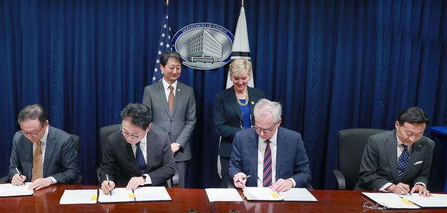 지난 8일(현지시각) 미국 워싱턴 D.C. 에너지부 회의실에서 안덕근 산업통상자원부 장관과 제니퍼 그랜홈 미 에너지부 장관이 임석한 가운데 '한·미 원자력 수출 및 협력 원칙에 관한 기관 간 약정(MOU) 체결식이 열리고 있다. [사진=산업통상자원부/뉴시스]