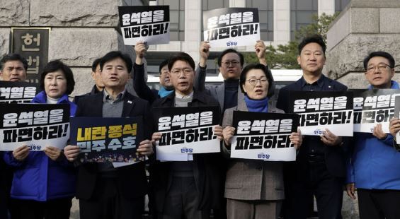 더불어민주당 산업통상자원중소벤처기업위원회, 농림축산식품해양수산위원회 위원들이 21일 서울 종로구 헌법재판소 앞에서 기자회견을 열고 윤석열 대통령 탄핵을 촉구하고 있다. [사진출처=뉴시스]<br>