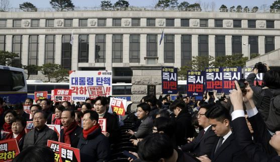 국민의힘, 더불어민주당 의원들과 당직자들이 21일 서울 종로구 헌법재판소 앞에서 각각 윤석열 대통령 탄핵 기각-파면을 촉구하고 있다.&nbsp;<br>