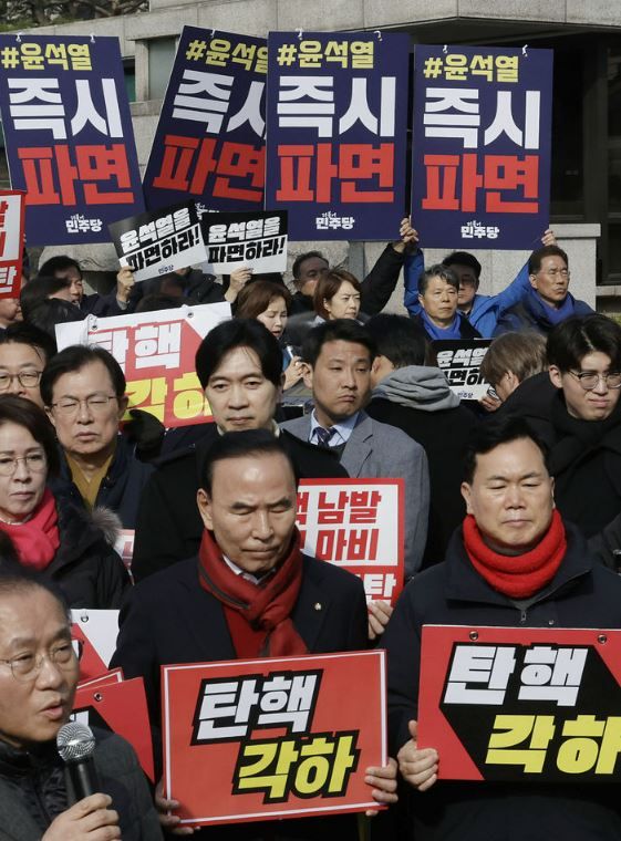 국민의힘, 더불어민주당 의원들이 21일 서울 종로구 헌법재판소 앞에서 각각 윤석열 대통령 탄핵 기각-파면을 촉구하고 있다. [사진출처=뉴시스]<br>