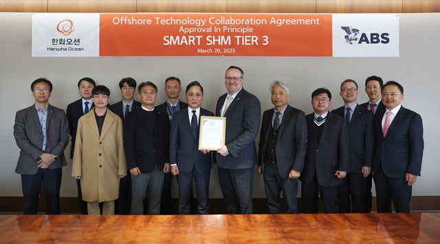 화오션 제품전략기술원장 손영창 부사장(왼쪽에서 일곱 번째), 패트릭 라이언(Patrick Ryan) ABS 최고기술경영자(오른쪽에서 여섯 번째) 등 양사 관계자가 개념 승인 수여식을 마친 뒤 기념 촬영을 하고 있다. [사진=한화오션]