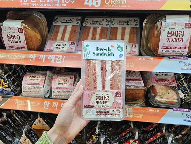 편의점 CU가 출시한 벚꽃 관련 상품 매출이 증가하고 있다.&nbsp;<br>