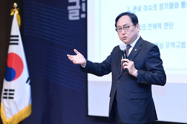 19일 서울 중구 신라호텔에서 열린 제189회 중견기업 최고경영자 강연회에서 산업통상자원부 정인교 통상교섭본부장이 ‘글로벌 통상환경 변화 및 대응 전략’을 주제로 강연을 하고 있다. [사진=뉴시스]