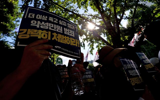 지난해 8월 1일 전국공무원노동조합 대구지역본부 달서구지부원들이 대구 달서구청 앞에서 악성민원 대응에 대한 실효적인 대책 마련을 요구하는 집회에 참석해 있다. [사진제공=뉴시스]