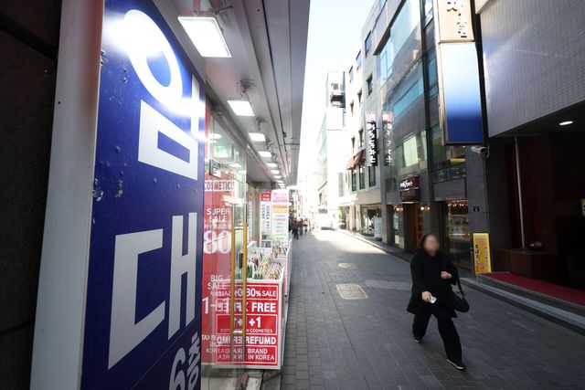 지난달 17일 서울 명동거리의 한 건물에 임대 표시문구가 붙여져 있다. [사진제공=뉴시스]