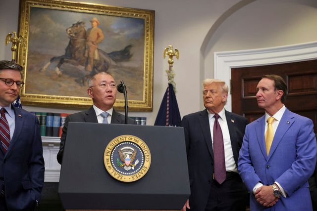 현대차그룹 정의선 회장이 24일(현지 시간) 백악관 루스벨트룸에서 미국 도널드 트럼프 대통령이 지켜보는 가운데, 대미 신규 투자 계획을 발표하고 있다. [사진=뉴시스]