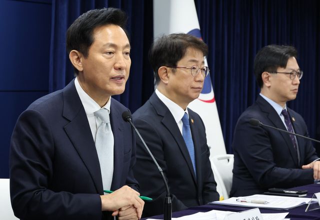 오세훈 서울시장이 지난 19일 오전 서울 종로구 정부서울청사에서 열린 주택시장 안정화 방안 브리핑에서 발언하고 있다. [사진=뉴시스]