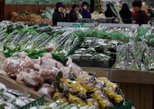 지난달 주요 유통업체 매출이 4.4% 늘어난 가운데 온라인 유통업체가 전체&nbsp;성장을 견인한 반면 오프라인 업체들은 고전을 면치 못했다. [사진=뉴시스]&nbsp;