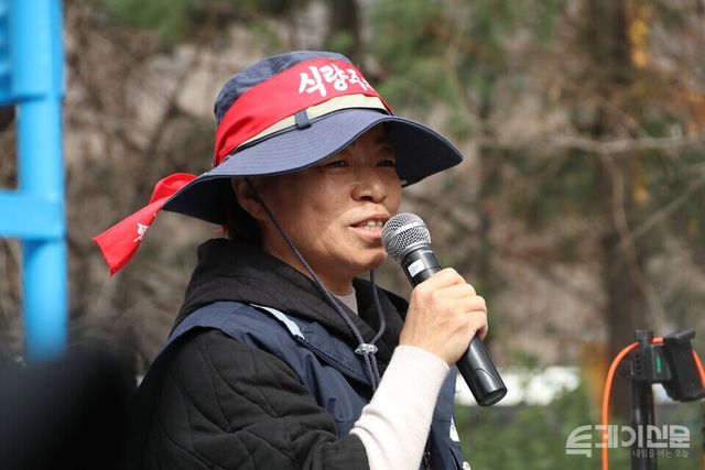 정영이 전국여성농민회총연합 회장이 25일 서울 남태령에서 열린 결의대회에서 ‘윤석열 대통령의 파면이 선고될 때까지 남태령을 열어주지 않으면 이곳이 광화문이자 5.18 광장이 될 것’이라고 말하고 있다. ⓒ투데이신문