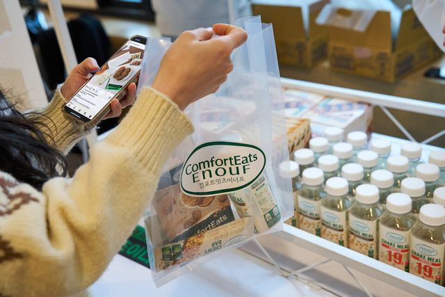 소비자가 롯데웰푸드 ‘컴포트잇츠이너프’가 진행한 ‘오피스 어택’ 행사에 참여하고 있는 모습 [사진=롯데웰푸드]