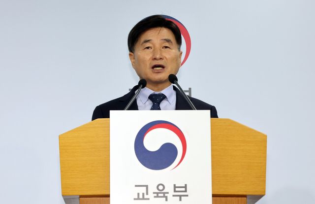 오승걸 한국교육과정평가원장이 지난해 11월 2025학년도 수능 출제 경향을 설명하고 있다. [사진제공=뉴시스]