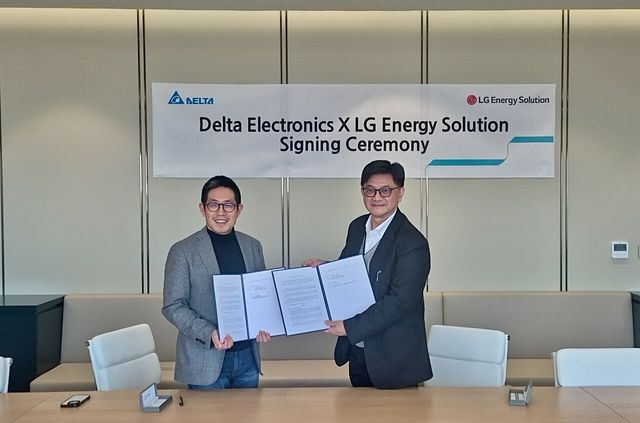 (왼쪽부터)김형식 LG에너지솔루션 ESS전지사업부장과 마이크 왕(Mike Wang) 델타 일렉트로닉스 PVI 사업부 총괄 책임자 이 파트너십을 체결하고 있다. [사진=LG에너지솔루션]