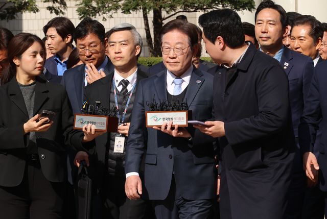 더불어민주당 이재명 대표가 26일 오후 서울 서초구 서울고등법원에서 열린 공직선거법 위반 사건 항소심에서 무죄를 선고받은 뒤 법원을 나서고 있다. [사진제공=뉴시스]