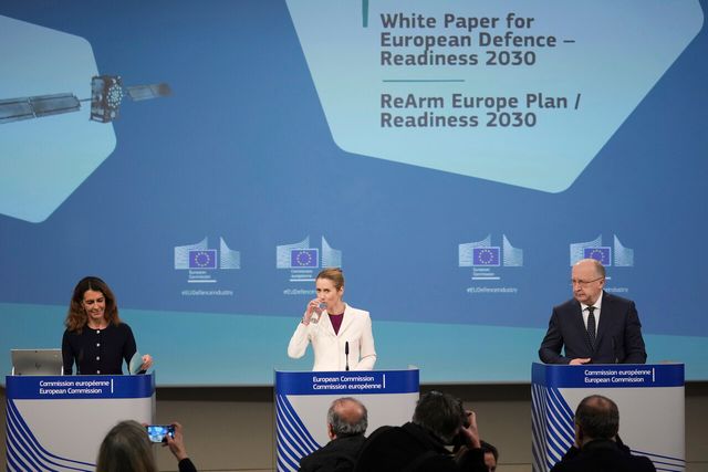 카야 칼라스 유럽연합(EU) 집행위원회 외교안보 고위대표(가운데)가 지난 19일(현지 시간) 벨기에 브뤼셀 EU 본부에서 '2030 대비태세' 백서 관련 기자회견 하고 있다. [사진=AP/뉴시스]