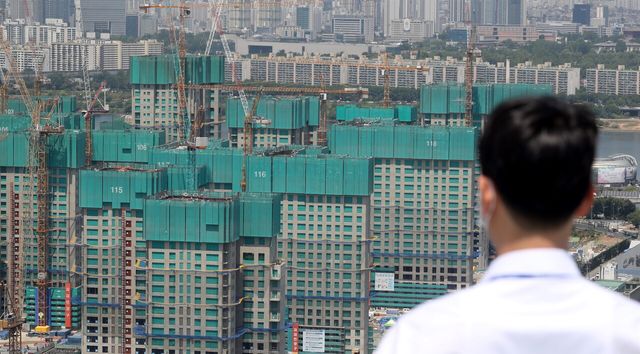 서울 반포구의 한 아파트 재개발 공사현장 모습. [사진=뉴시스]