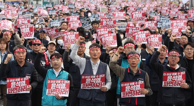 전국민주노동조합총연맹이 27일 오후 서울 종로구 광화문광장에서 총파업 총력투쟁대회를 하고 있다. [사진제공=뉴시스]