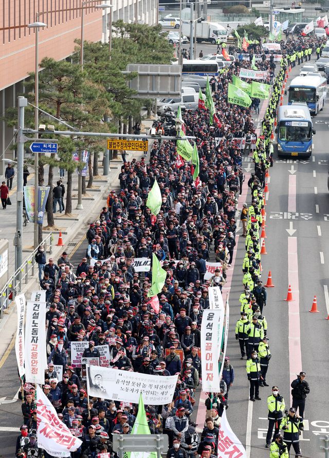 <strong></strong>전국민주노동조합총연맹이 27일 오후 서울 종로구 광화문광장에서 총파업 총력투쟁대회를 하고 있다. [사진제공=뉴시스]